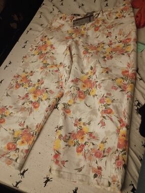 Gloria Vanderbilt White Floral Capris with Pink & Yellow Blooms